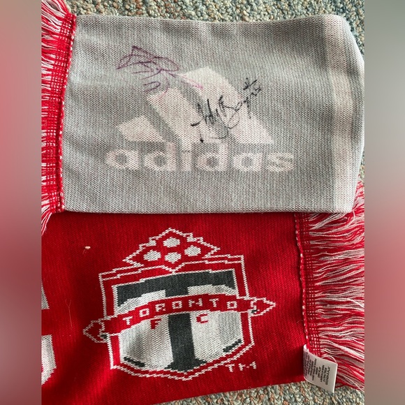 Authentic SIGNED Toronto FC team scarf - Picture 3 of 6